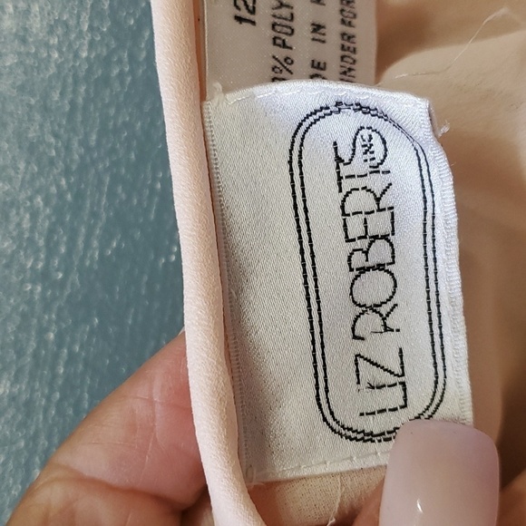 Liz Robers, vintage blouse. Size 12. Long sleeves, chiffon, lovely pearl buttons - Picture 8 of 12